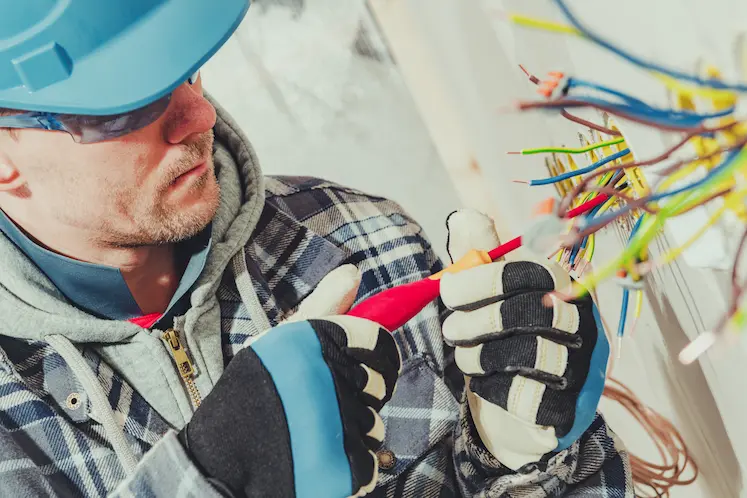 Elettricista qualificato al lavoro a Carmagnola