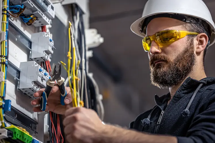 Elettricista qualificato al lavoro a Chieri