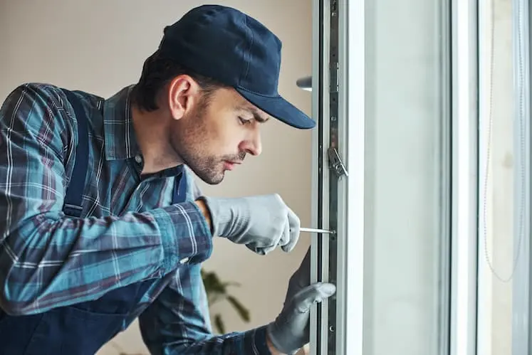 Fabbro specializzato in riparazione infissi a Torino